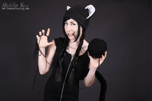 porphyriasuicide:  Fun little shoot for CanadaCosplay, with Chloe Von Creepy photography by Skeleton Key Photography and “assistant” YuffieBunny. Want a hat of your own! Use this referral key!