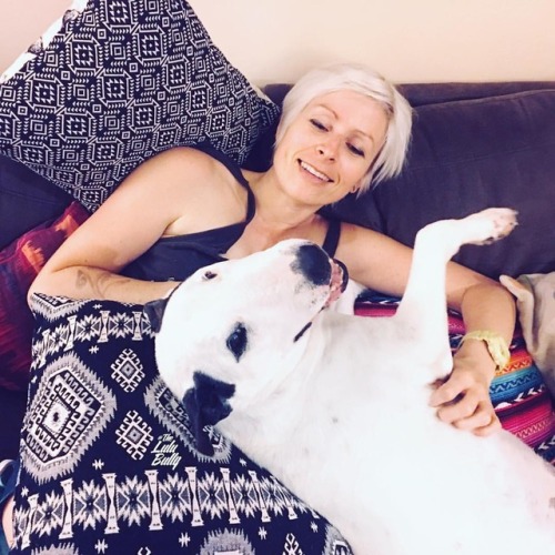 Silly #soulsisters ☺️ @lixnorth @thelixlife #girlgang #bullterrier #smiles (at Brisbane, Queensland,