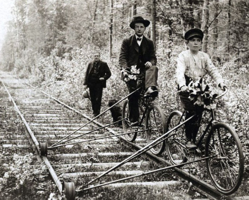 emvisual:Bicicletas para la vía del tren.