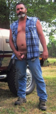 whitetrashcock:Hot men in your area are looking for no-strings fun: http://bit.ly/2bCESK5