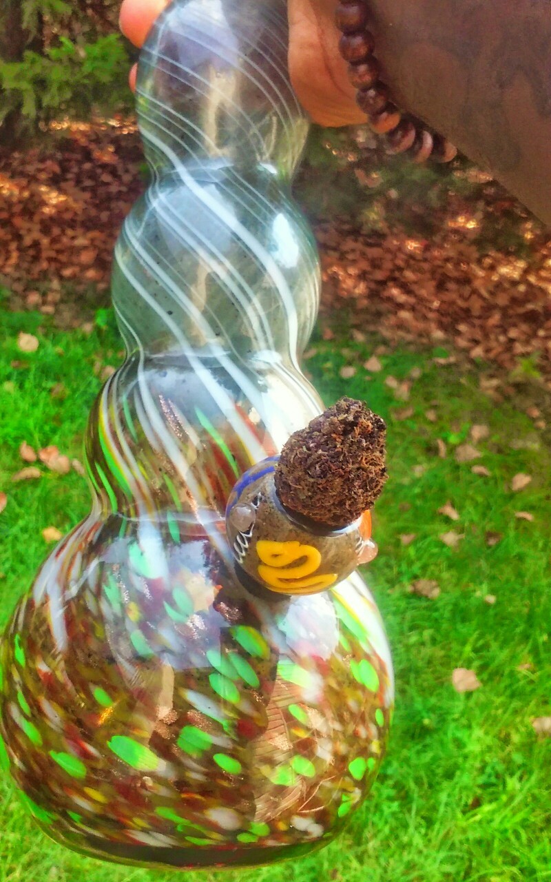 stoner-vogue:  Last nug of this Royal Kush 