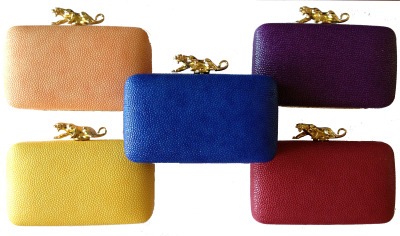 How cool are these Maison DGMR clutches!?!
Made out of Stingray leather with glamorous panther clasps in gold or silver.
Get yours here !
‘For those who know how to look cool!’