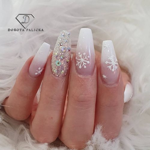 Snowflakes ❄  #dorotapalicka #winternails #nails4today #nailsxmas #nailjunkie #nailstagram #nailsuk 