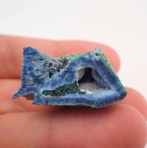 Little Shattuckite, Malachite, and Quartz cave by @structure_minerals///// www.instagram.com/mineral