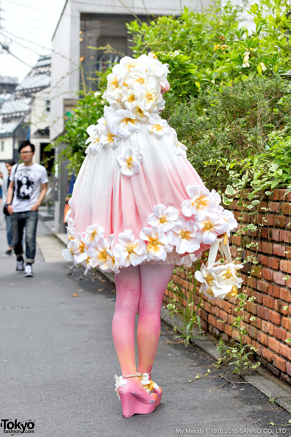 tokyo-fashion:  Japanese shironuri artist Minori. on the street in Harajuku wearing