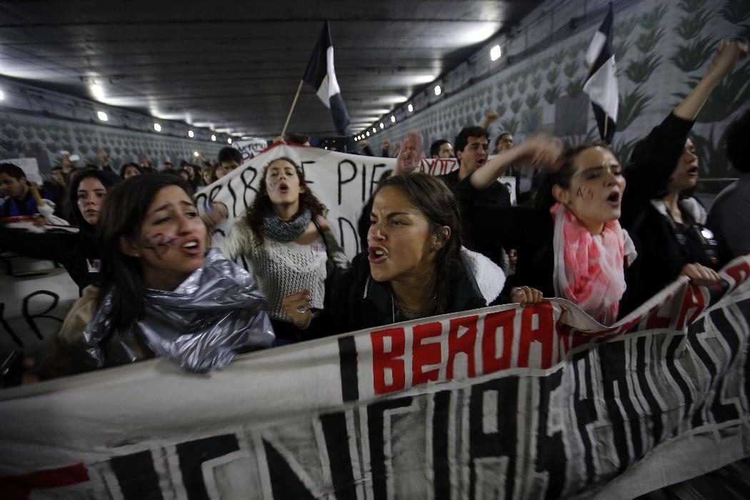 thinksquad:   Mexico City march ends in violence A largely peaceful march by tens