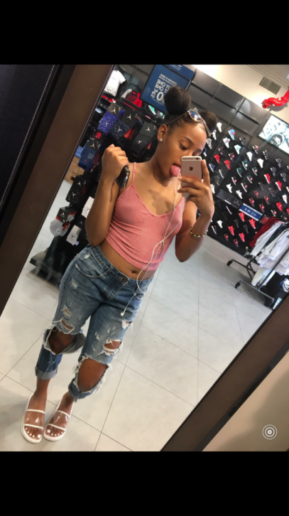 ebonypyt: jonmaysees4: Shay .. I️ told her to go to school without a bra for me Who Got Her Instagra