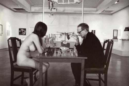 Marcel Duchamp and Eve Babitz play chess at Pasadena Museum of Art, 1963
