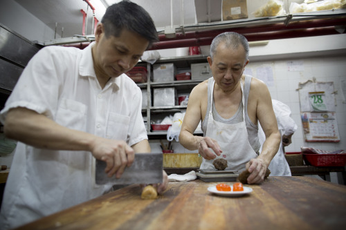 bloombergphotos: Moon Gazing, Mooncake Grazing               &nbs