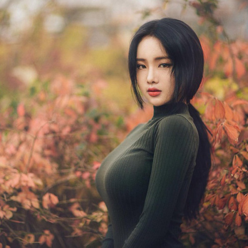 Beautiful korean girl, demure dress but still sexy .Full picture at: bigolivetv.tumblr.com