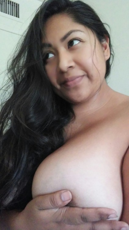 lovely-voluptuous: Sometimes I feel like I need an extra pair of hands haha #Ms.Lovely #me