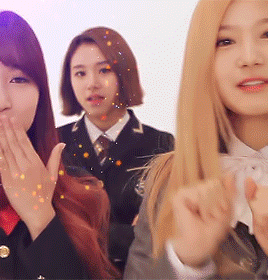 quailmanda:  When a curious, little Chaeyoung appears…