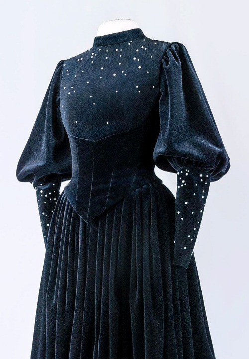 Favourite Designs: Frieda Leopold ‘The Witch’ Haute Couture Gown [x]