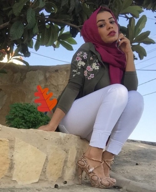 muslimrandi: warda9b: Hijab slut Ahhhh wish this momina was sitting on my face and rubbing her sweet