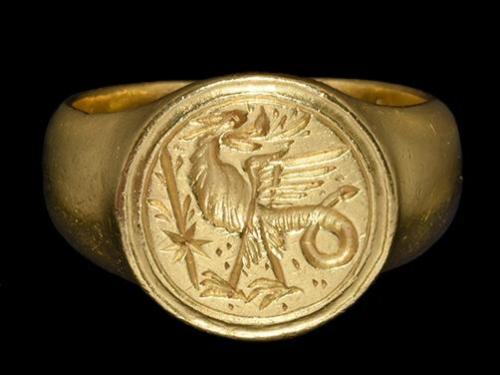 archaicwonder:Very Rare Medieval Gold Signet Ring with a Basilisk, 15th-16th Century ADA substantial