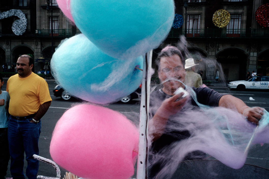 20aliens:  MEXICO. Mexico City. 2003. Cotton candy being spun at the Zocalo.Alex
