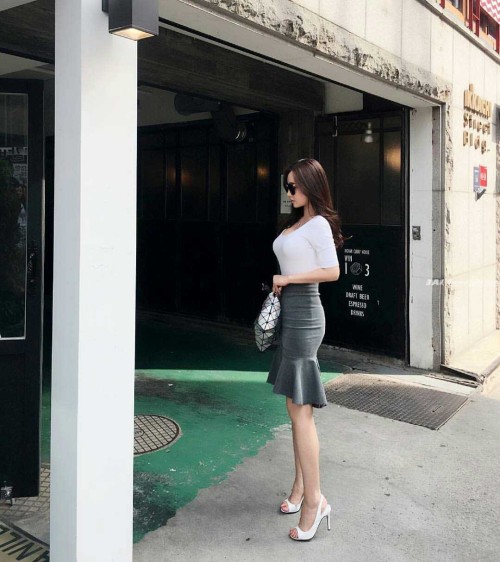 jp3acom:  问：女神显身材三要素是什么?答：眼镜子 短裙子 白裤子