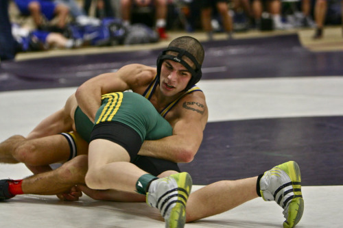 whthole4blkpole:  wrestlersandsinglets:  Follow me for Hot Wrestlers in Sexy Singlets =)  Ripped