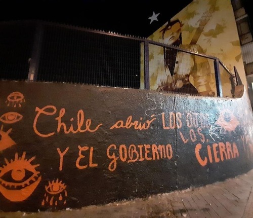 &ldquo;Chile opened it&rsquo;s eyes, &amp; the government closed them&rdquo; Mural outside of Univer