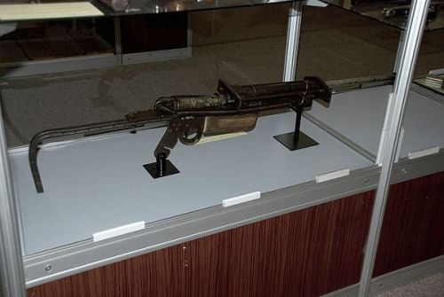 diyselfdefense: An exhibit of confiscated homemade firearms at a police museum in Prague