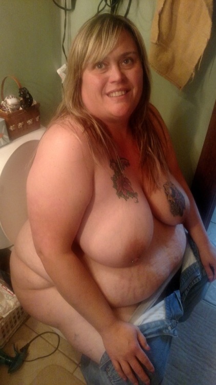 Sex bbwangie:  Still topless today! (While peeing!) pictures