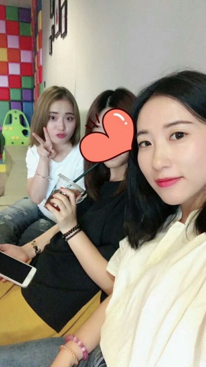 angelannnnnnni: 小姐妹结婚，恶搞新郎，让他当我们伴娘面打飞机，结果飙射啊，有个姐妹竟然直接上手摸了一下，还说好大，想口