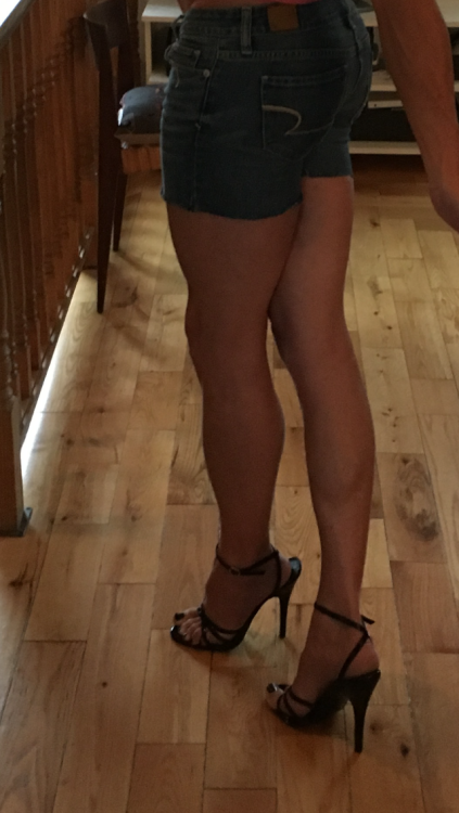 luvlustfortoes: yayola50: Do you like shorts and heels? Simone. @yayola50 Sooo fucking sexy