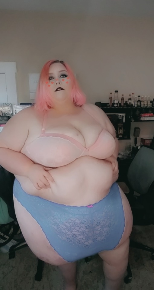 cavscoutt:This is one hot extreme SSBBW that belly of her is really sexy and big cannot believe I haven&rsquo;t come across her before.