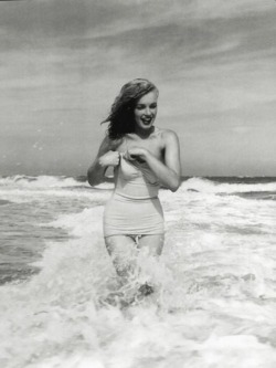 hoodoothatvoodoo:  Andre de Dienes ‘Marilyn Monroe’ 1949 
