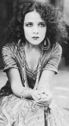 Dolores Del Río, 1920s Hollywood starlet