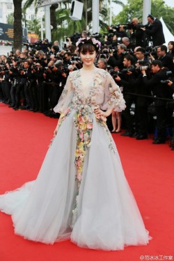 wall-flawer:  vlada-sasha-natasha:  coconutbutta:  tropicale-moderne:  Fan Bingbing owning the red carpet  my absolute FAV  couture queen   pls marry me