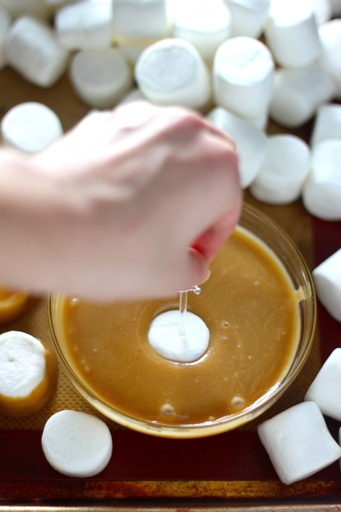 sweetoothgirl:    Dark Chocolate Salted Caramel Dipped Marshmallows  