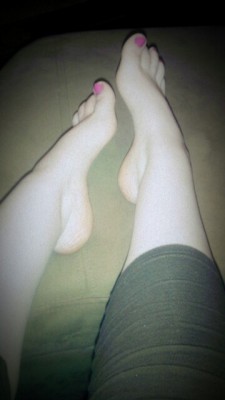flowermuffins:  the footie curvess.. 