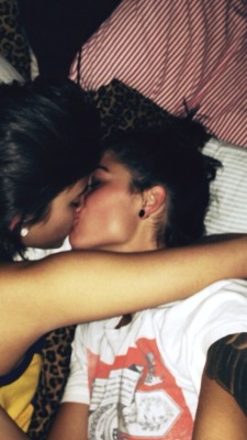 lipstick-lesbian:  ♀♡♀