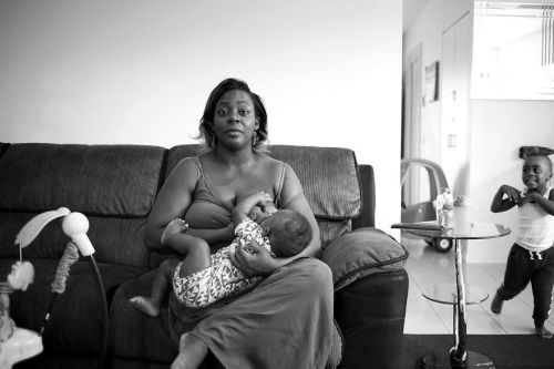 Tired Of Staged Breastfeeding Photos, I Started Shooting It In All Its Beautiful Messiness‘I was tir