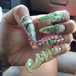 42Deadcanadians:  Urnasty:  Lazybitching:  Way To Be Extra With Them Nails 😂😂