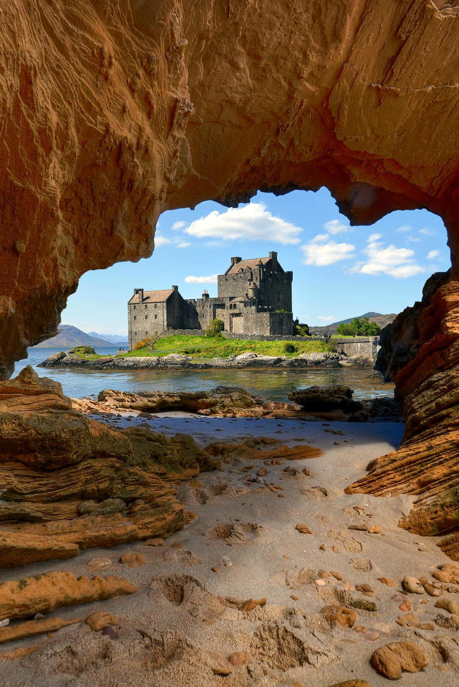 l0stship:  Castle View {by Peter Hammer}  