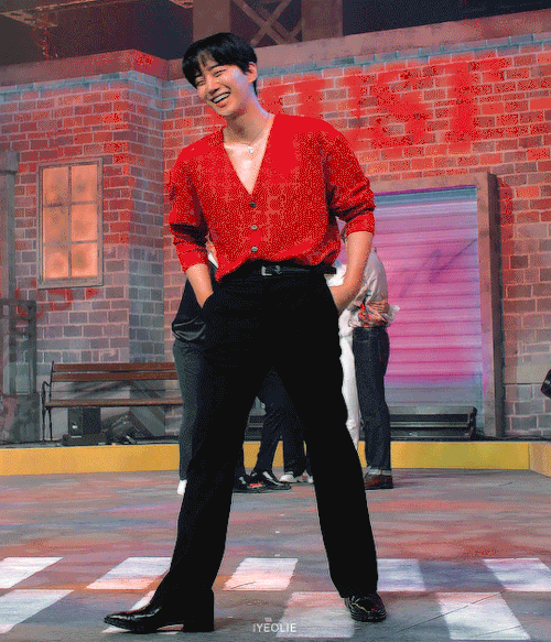 iyeolie:MAKE IT RELAY but the guys make sure junho is solo center