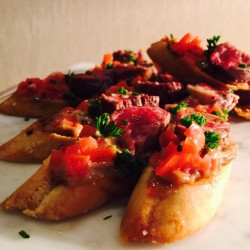 unitedstatesofmotherhood:  Mmmm little beef bruschetta @sofabuotr #nofilter yes please! #foodporn #paleocheat  (at Crowne Plaza Hotel - Seattle)