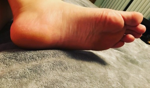 Sole love ❤️#instalongtoes #barefoot #size12 #succulenttoes #wrinkledsoles #undermyfeet #giantessf