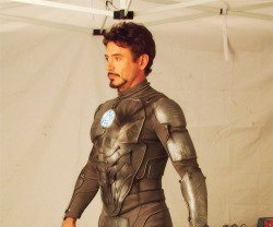 paulsimonons:  Robert Downey Jr. on Iron Man set  *drool*