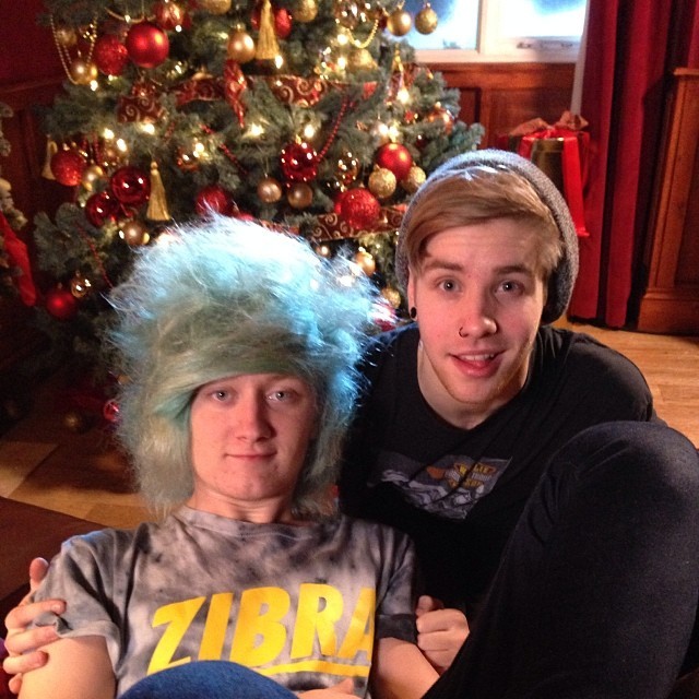 veeoneeye:  merry christmas from patty and jason 