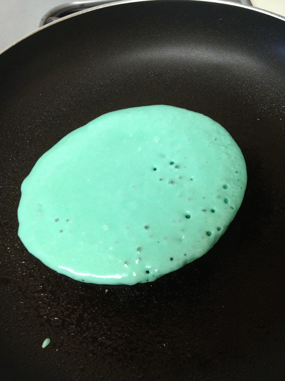brownsatan:  scottmescudii:  BLUE PANCAKES  LMFAO!