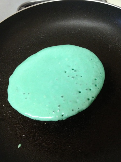brownsatan:  scottmescudii:  BLUE PANCAKES  LMFAO!