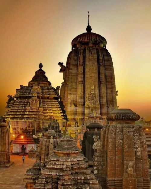 #LingarajaTemple is a #HinduTemple dedicated to Harihara, a form of Shiva and Vishnu and is one of t