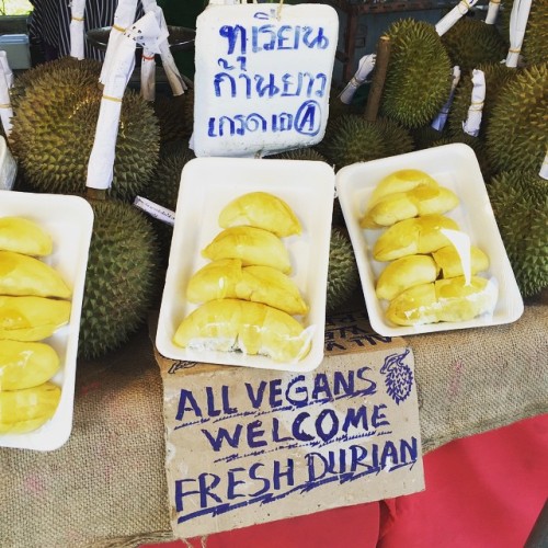 askdurianrider:The locals are getting the message#thaifruitfest #chiangmai #rawtil4 #rawtill4 #goveg