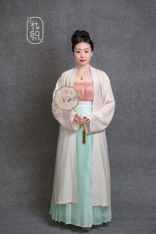 Traditional Chinese hanfu in Song dynasty style by 花织汉服