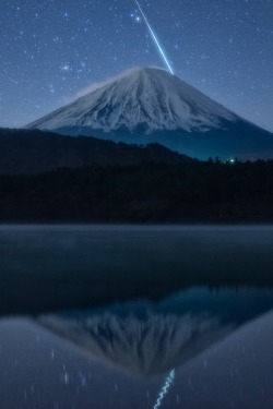 0ce4n-g0d:  Stunning Moment (Fuji &amp; Meteor) by Yuga Kurita