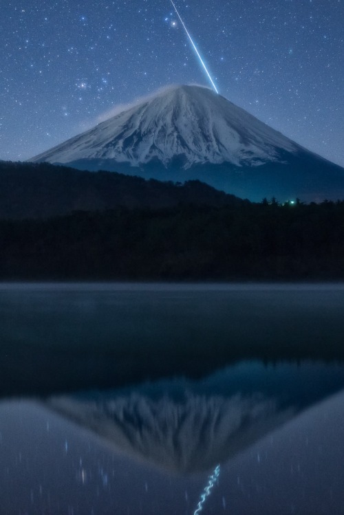 0ce4n-g0d: Stunning Moment (Fuji &amp; Meteor) by Yuga Kurita