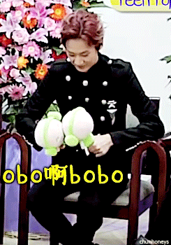 chunhoneys:  princess chanhee playing with his new dolls (｡・ε・｡)